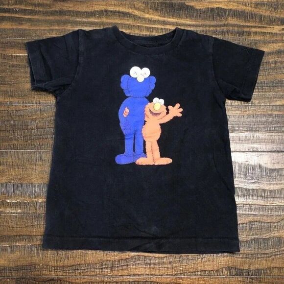Kaws Uniqlo UT Kaws Size 7-8 Sesame Street Elmo / BFF  Tee T-shirt Kids Black - Picture 1 of 5